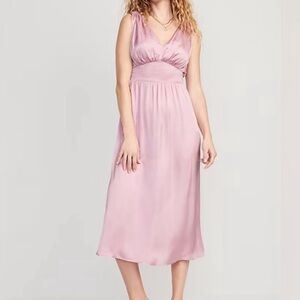 Old Navy maternity Waist Defined side Tie Satin Midi Dress
Brand new with tags S